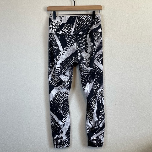 Lululemon Wunder Under *Full-On Luon
Static Mist White Black Leggings Size 8 - Picture 3 of 8